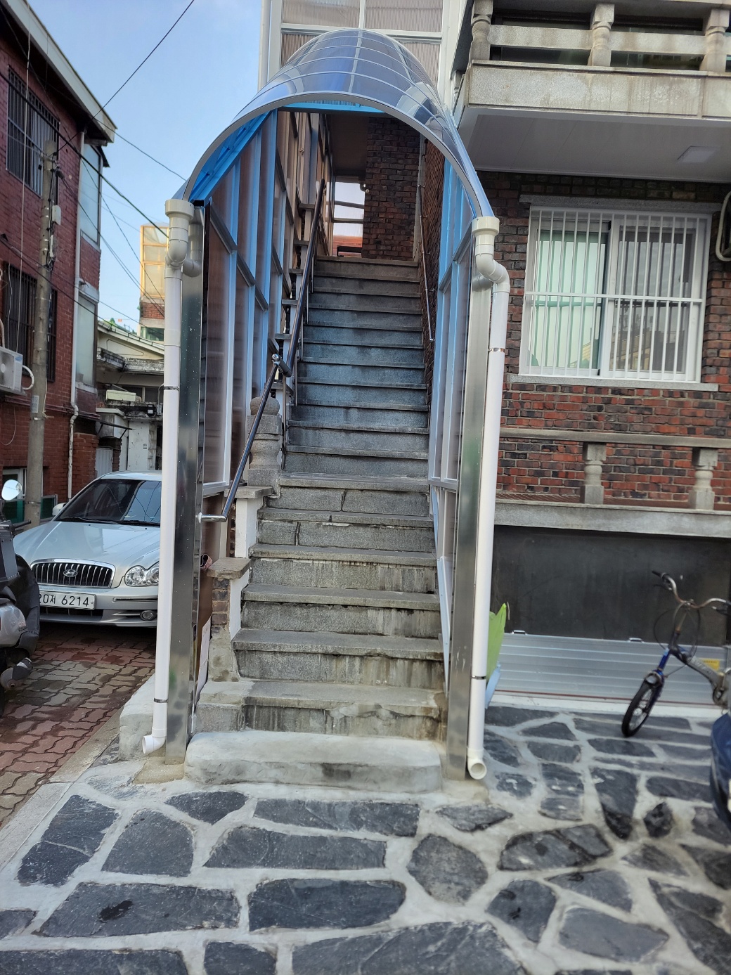 외부 계단 아치형 캐노피 — 현장 사진 1
